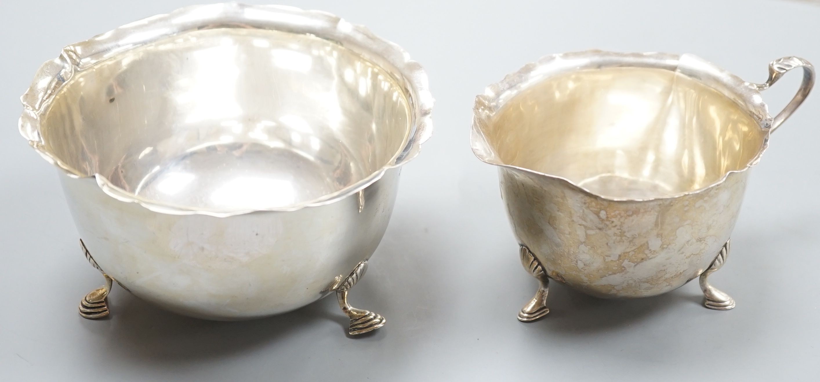 An Edwardian silver sugar bowl and matching cream jug, with cut rims and pad feet, Birmingham 1906, 181 grams.
